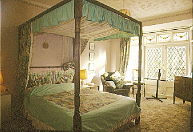 The Tudor Court Hotel Солихалл Номер фото